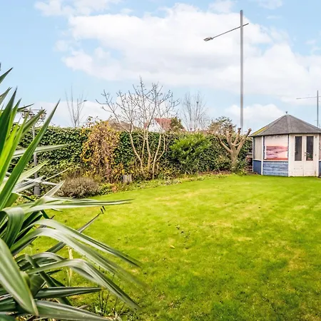 Zeelucht With Private Garden By Interhome Apartmán